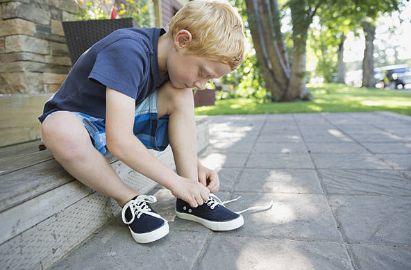 Education : comment lui apprendre à lacer ses chaussures ? - Loisirs Enfant